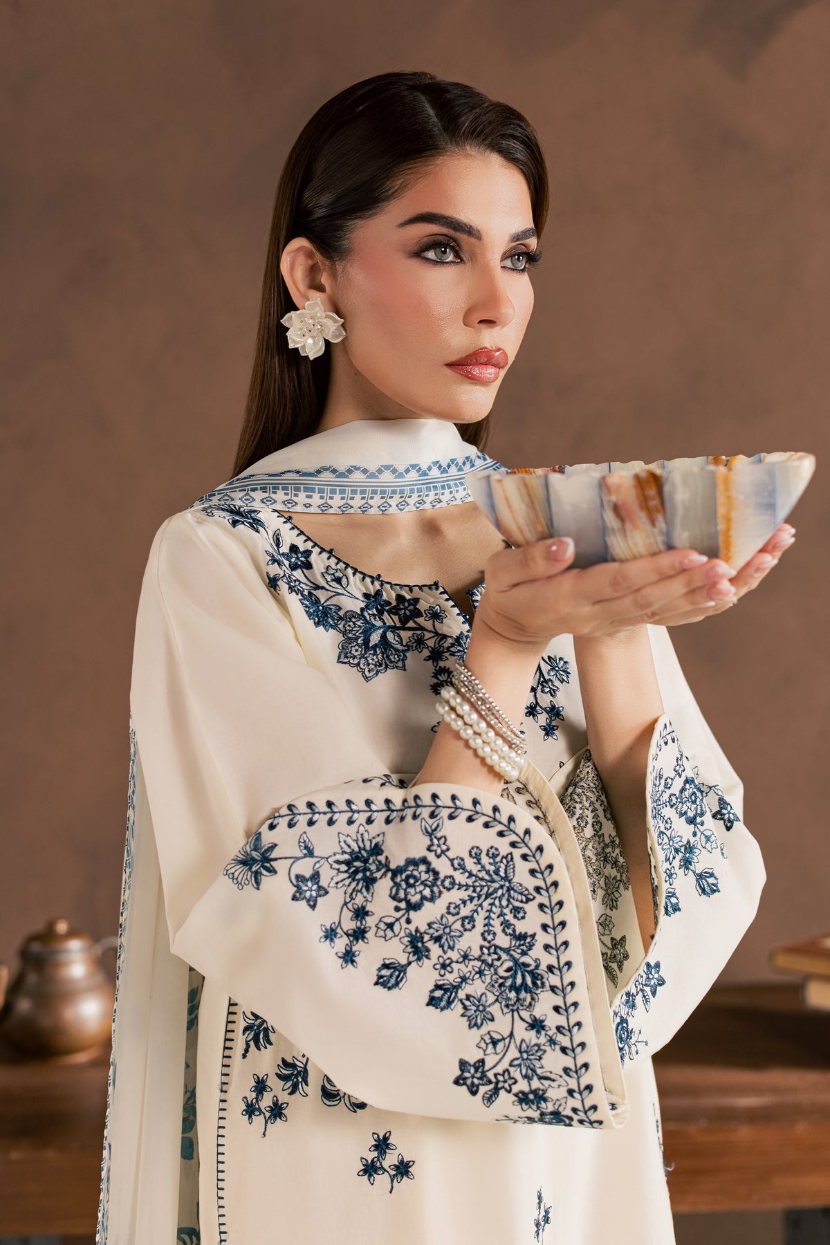 Meris 3Pc - Embroidered Cambric Pret PRETAW2026 BATIK XS / White Swan / Cambric